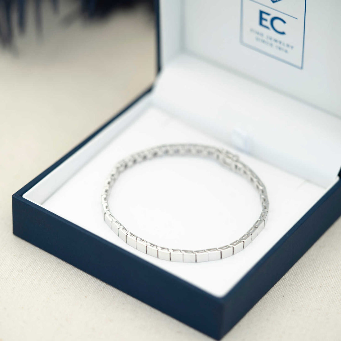 Delta – Et armbånd med tidløs styrke og glitrende finesse