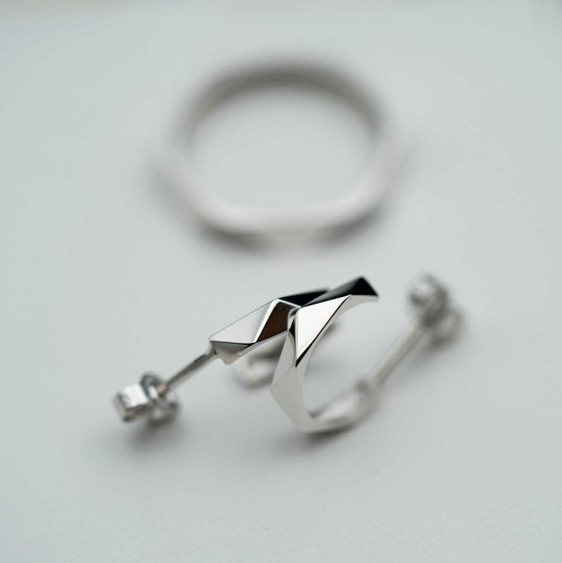 Skulpturell minimalisme – Fasett øredobber i hvitt gull fra EC Originals - Bjerveur.no