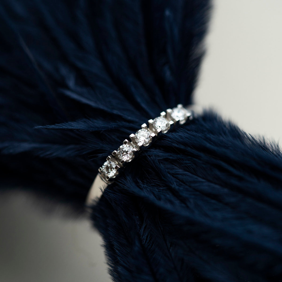 Ring i 14 karat hvitt gull med diamant 0,15 ct, 2,3 mm, bilde 4 av 4