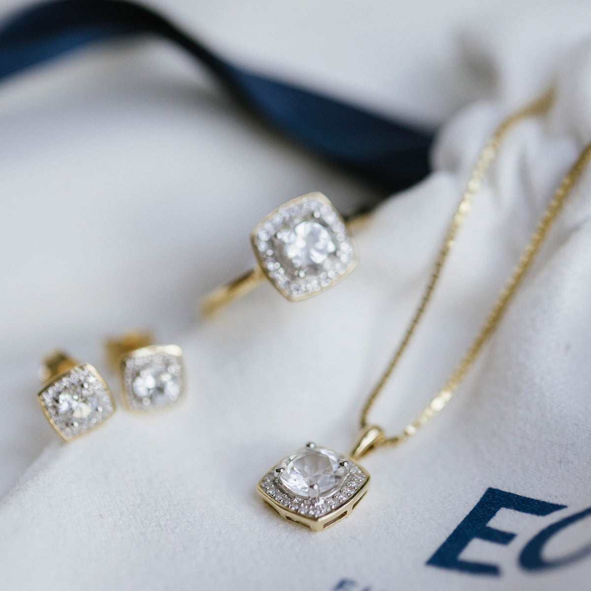 Anheng i 14 karat gult gull med topas og diamant 0,07 ct, bilde 3 av 3