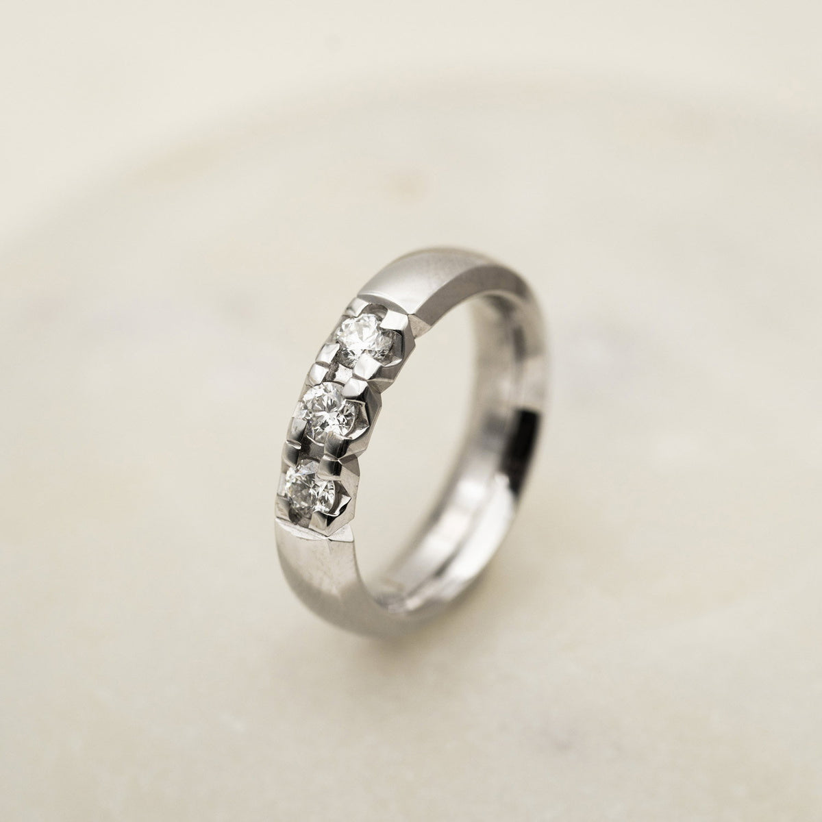 Beta ring i 14 karat hvitt gull med diamant 0,45 ct, bilde 3 av 3