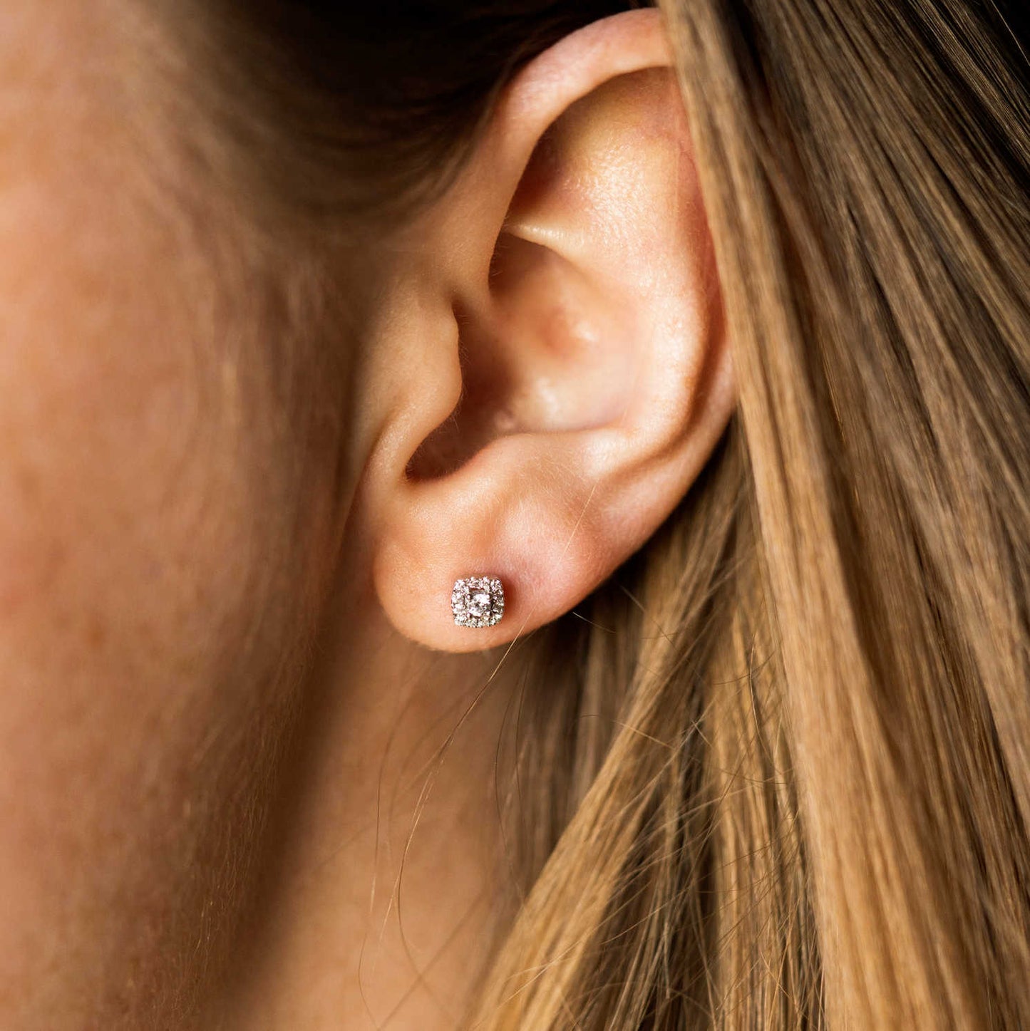 ØREDOBBER I GULL MED DIAMANT 0,15 CT WSI 150205