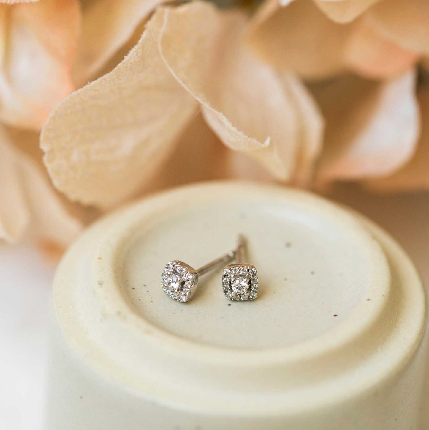 ØREDOBBER I GULL MED DIAMANT 0,15 CT WSI 150205