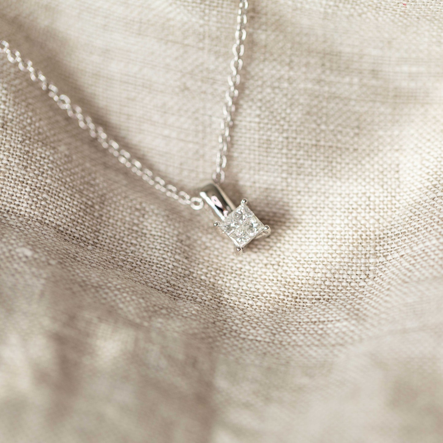 ANHENG I GULL MED DIAMANT 0,20 CT WSI 1616013