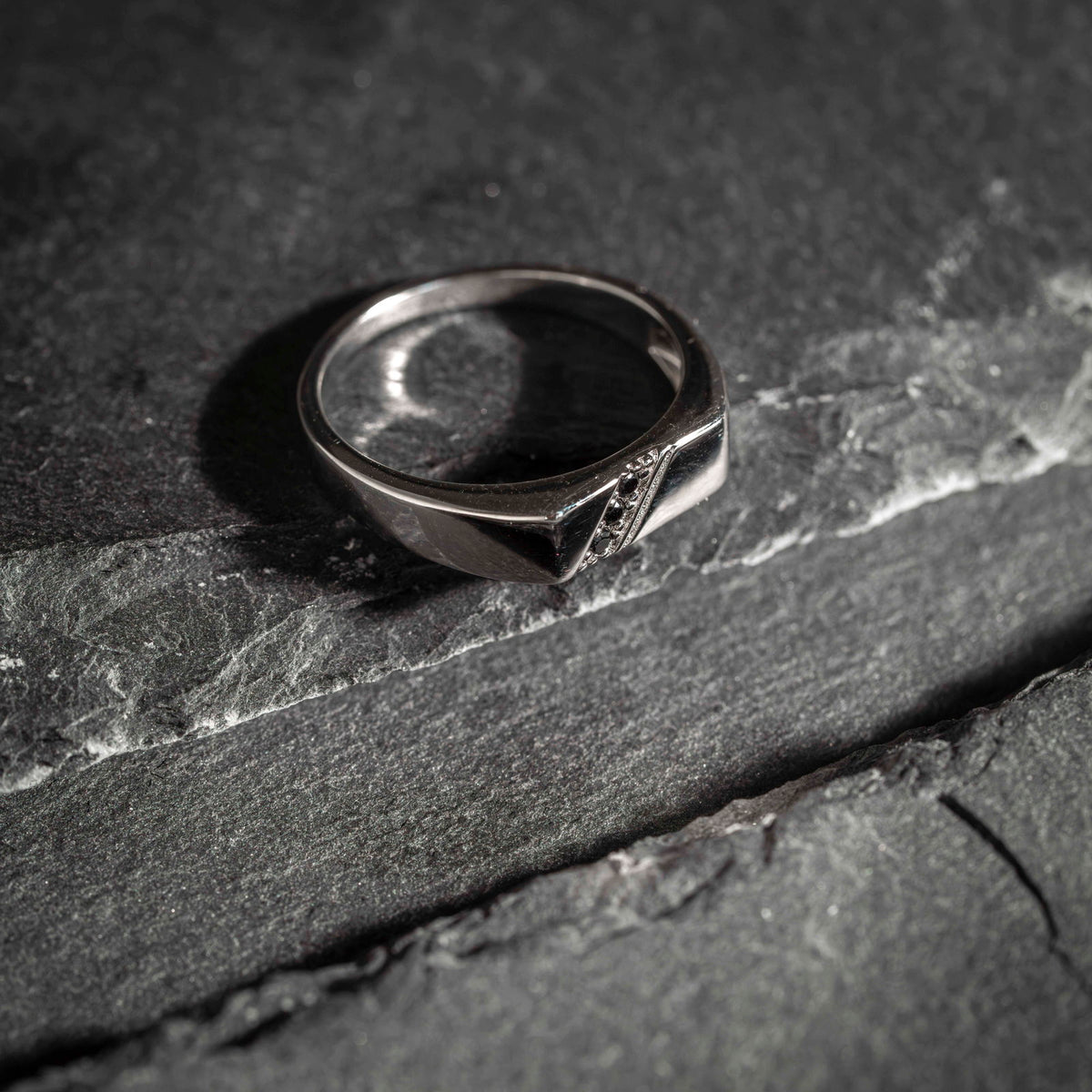 Ring i 925 sølv med sort zirkonia, 5 mm høy, bilde 5 av 5