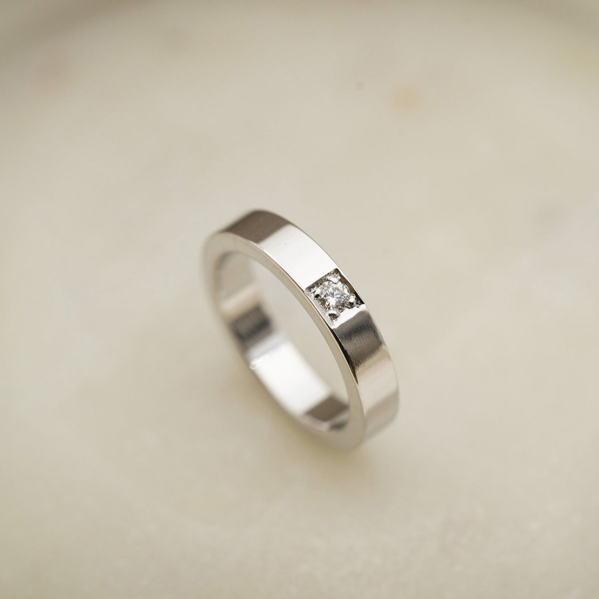 Delta ring i 14 karat hvitt gull med diamant 0,05 ct, bilde 3 av 3