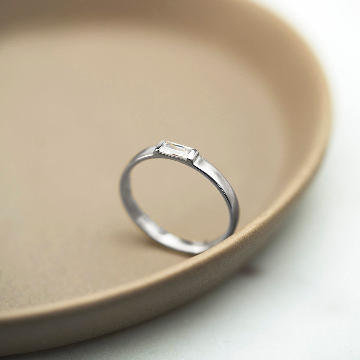 Verona ring i 925 sølv med zirkonia, rhodinert 3 mm, bilde 4 av 4