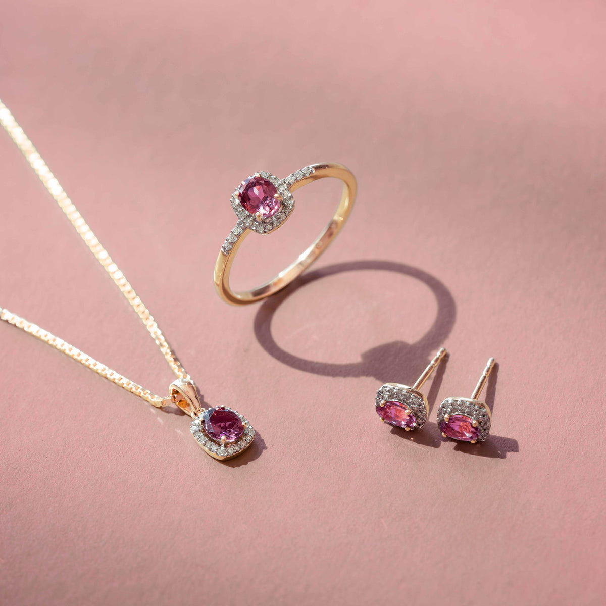 Anheng i 14 karat gult gull med diamanter og rosa turmalin, bilde 3 av 3