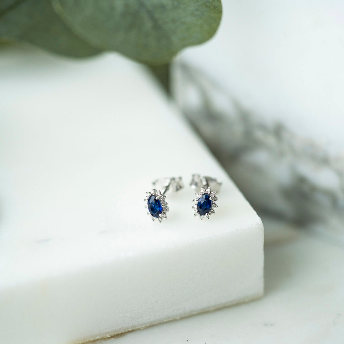 Øredobber i 14 karat hvitt gull med diamant 0,08 ct og safir, bilde 4 av 4