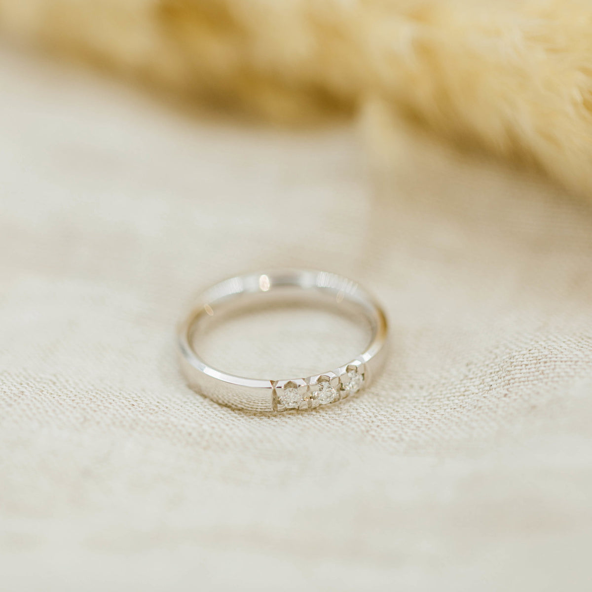 Beta alliansering i 14 karat hvitt gull med diamant 0,15 ct, 3,4 mm, bilde 4 av 4