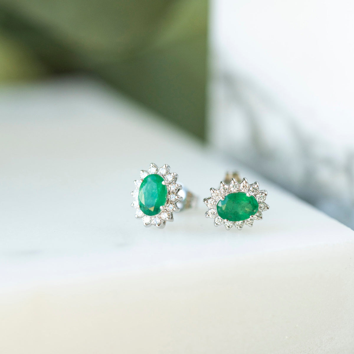 Øredobber i 14 karat hvitt gull med diamant og smaragd 0,28 ct, bilde 4 av 4
