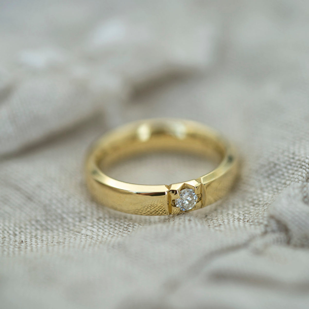 Beta ring i 14 karat gult gull med diamant 0,20 ct, 5 mm, bilde 4 av 4