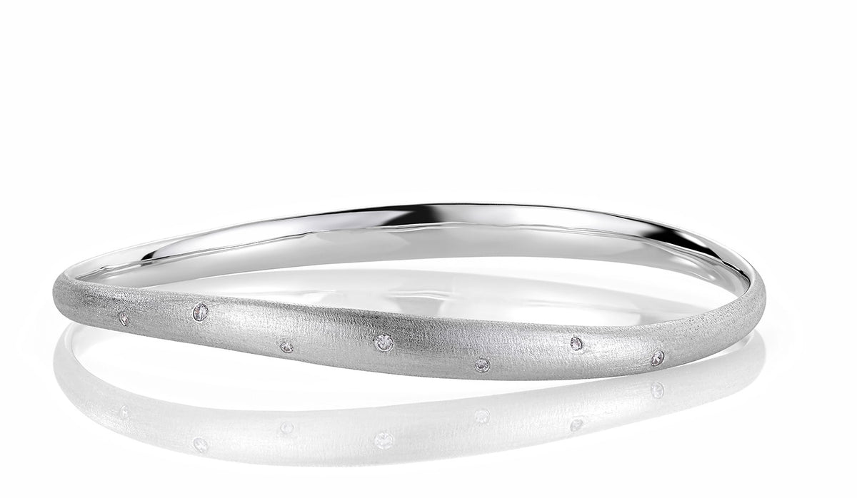 Armring i 585 hvitt gull med diamant 0,10 ct, størrelse 71