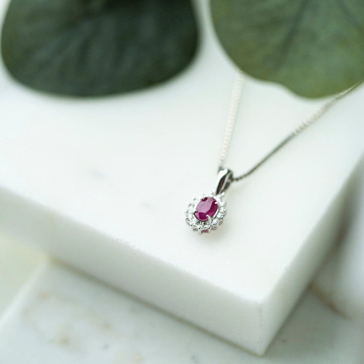 Anheng i 14 karat hvitt gull med rubin og diamant 0,14 ct, bilde 4 av 4