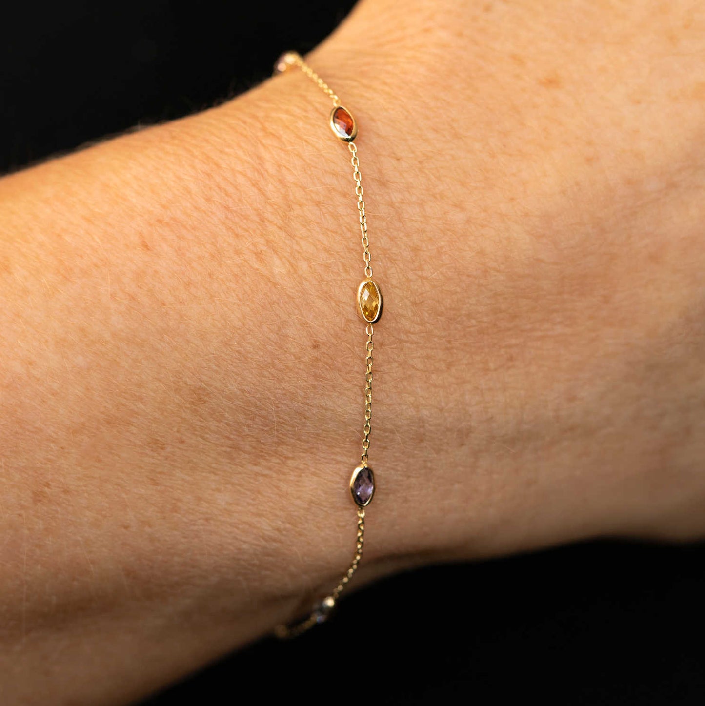 Armbånd i gull med fargede zirkonia 57721