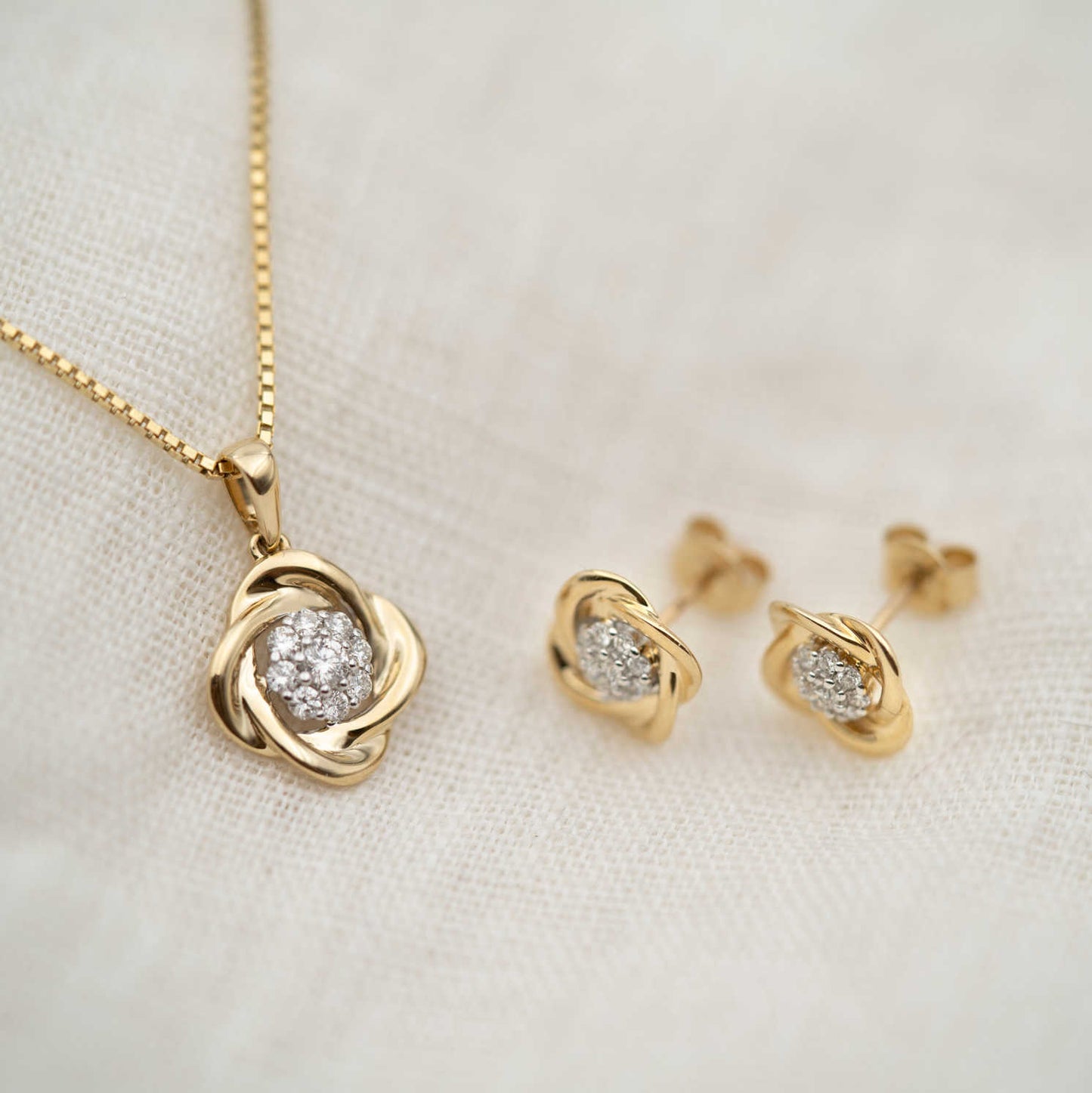 ØREDOBBER I GULL MED DIAMANTER 0,25 CT 59398