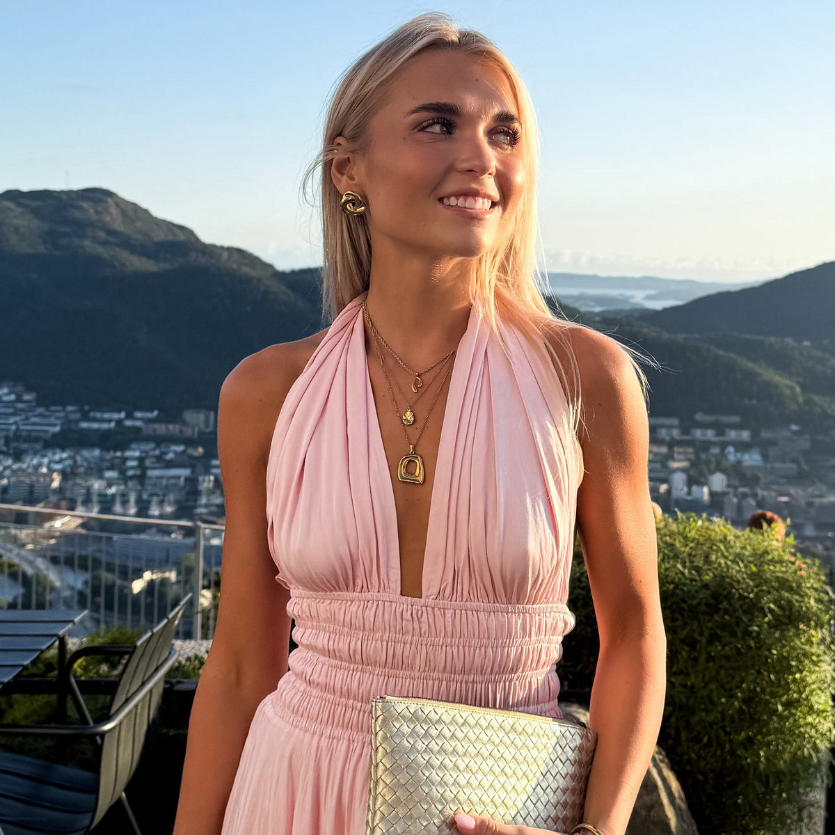 Frida Leonore Kindred øredobber i forgylt stål, 23 mm, bilde 10 av 10