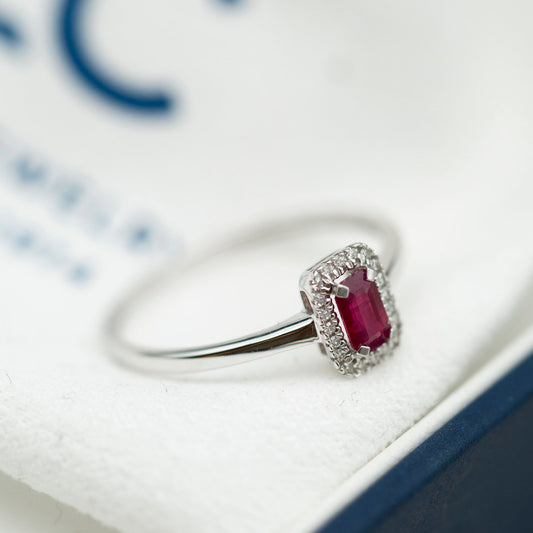 Ring i 14 karat hvitt gull med rubin og diamant 0,05 ct WSI, 5,5 mm, bilde 2 av 3