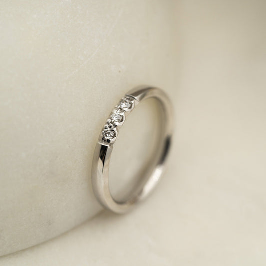 Beta ring i 14 karat hvitt gull med diamant 0,09 ct 3 mm, bilde 2 av 3