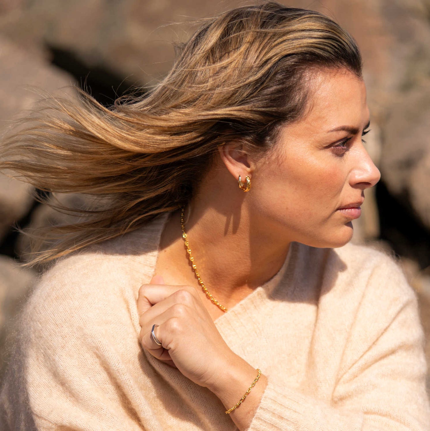 Øreringer i sølv med struktur 710278