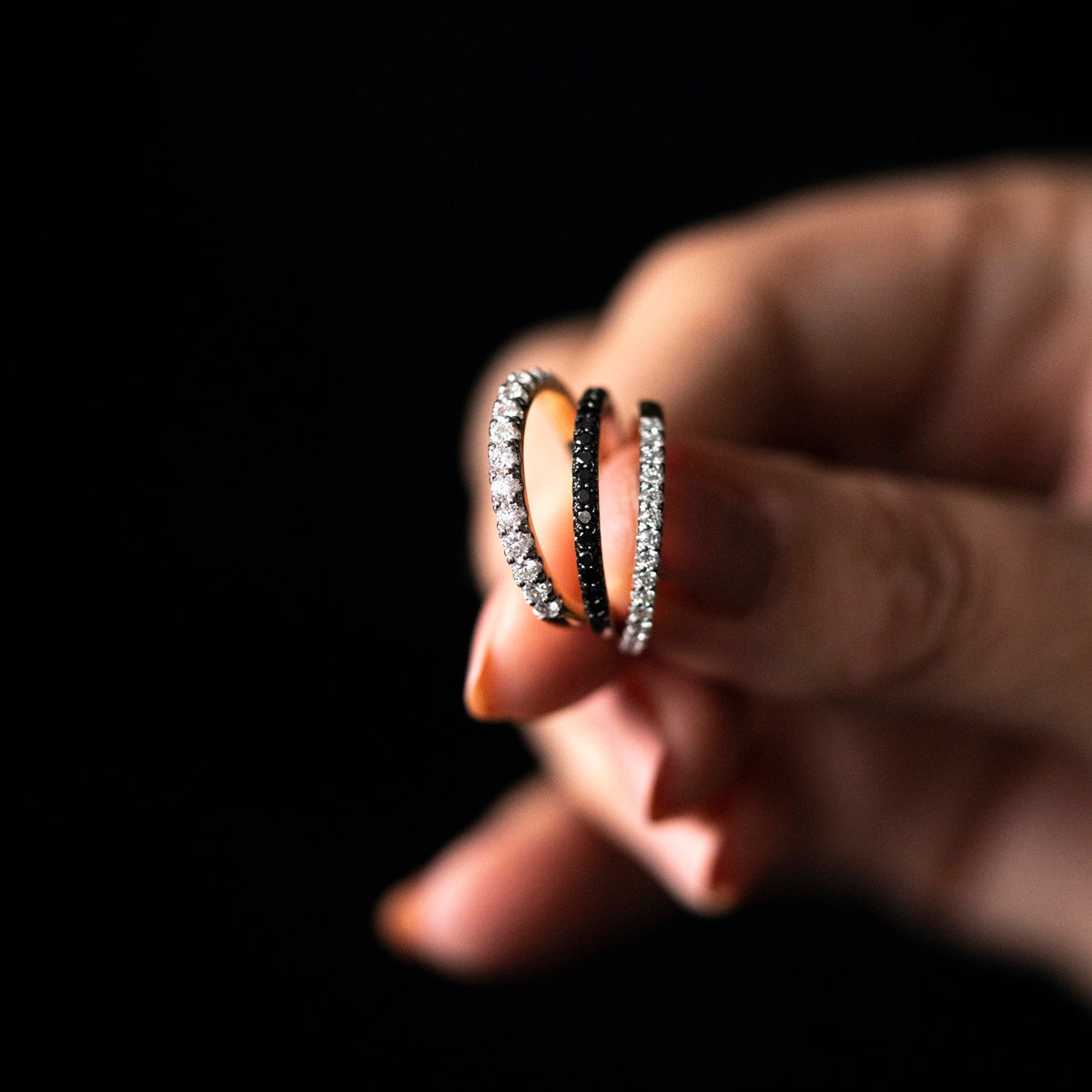 Ring i 14 karat gull med sort diamant 0,27 ct, bredde 2 mm, bilde 8 av 8
