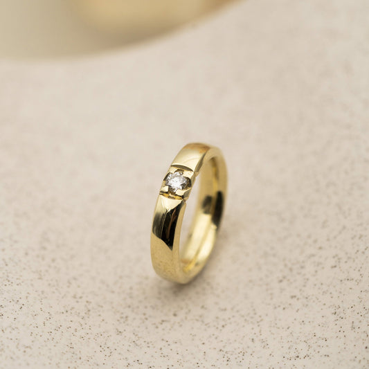 Beta alliansering i 14 karat gult gull med diamant 0,10 ct, 4,2 mm, bilde 2 av 3