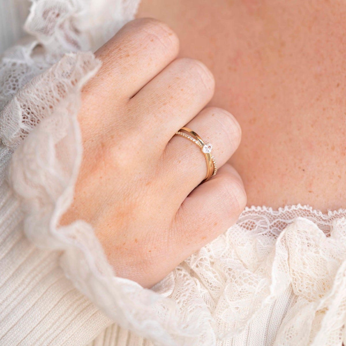 Ring i gult gull 14 karat med zirkonia, 1,4 mm bred, bilde 2 av 2