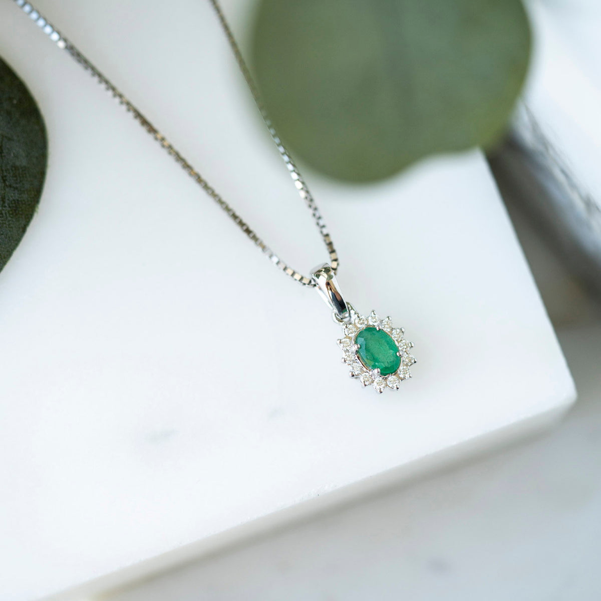 Anheng i 14 karat hvitt gull med smaragd og diamant 0,14 ct, bilde 4 av 4