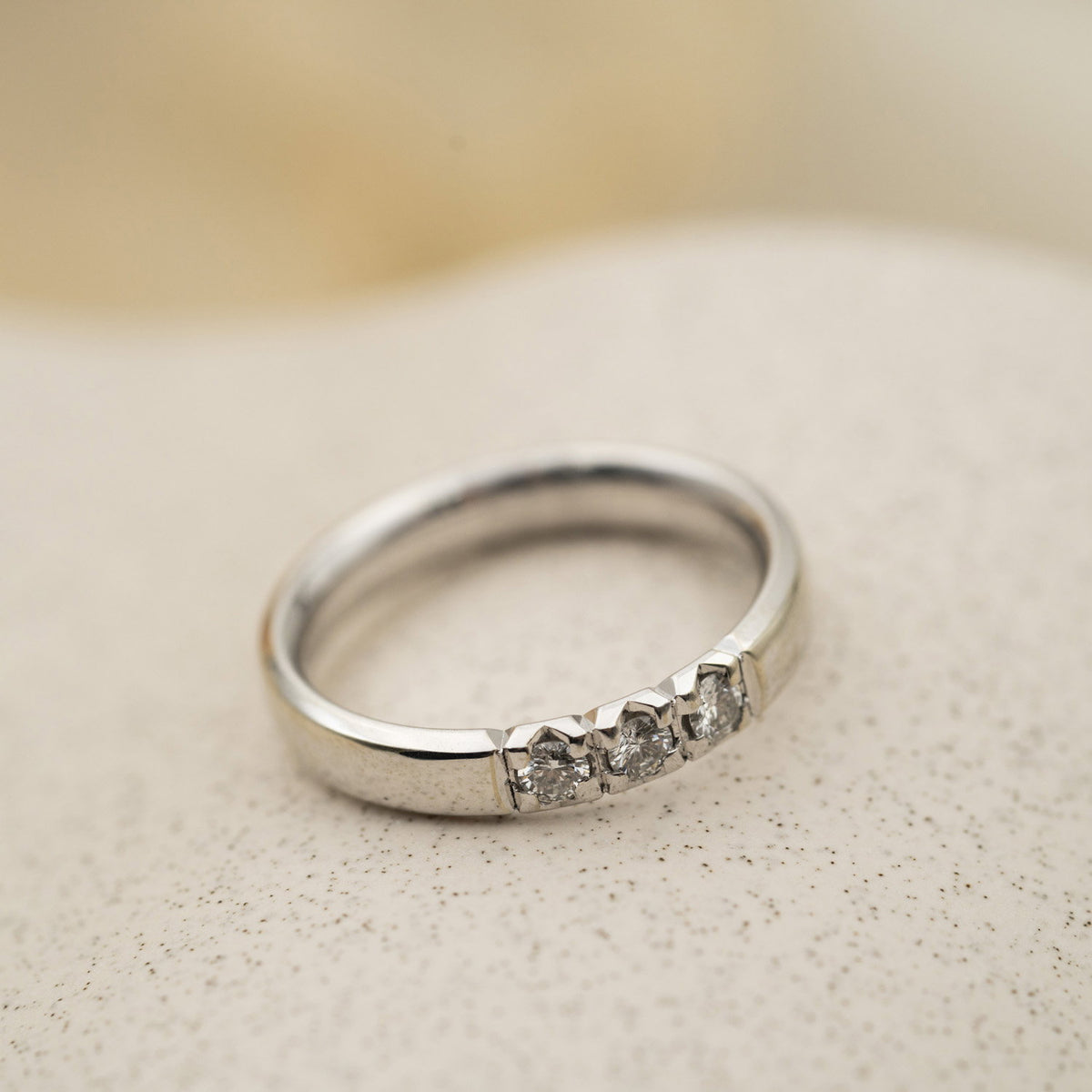 Beta ring i 14 karat hvitt gull med diamant 0,21 ct 3,8 mm, bilde 3 av 3