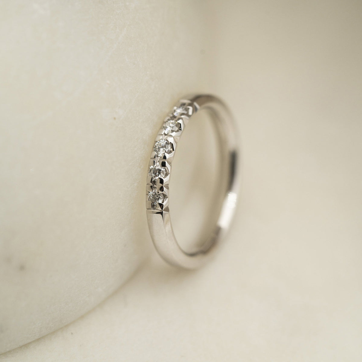 Beta ring i 14 karat hvitt gull med diamant 0,15 ct 3 mm, bilde 3 av 3