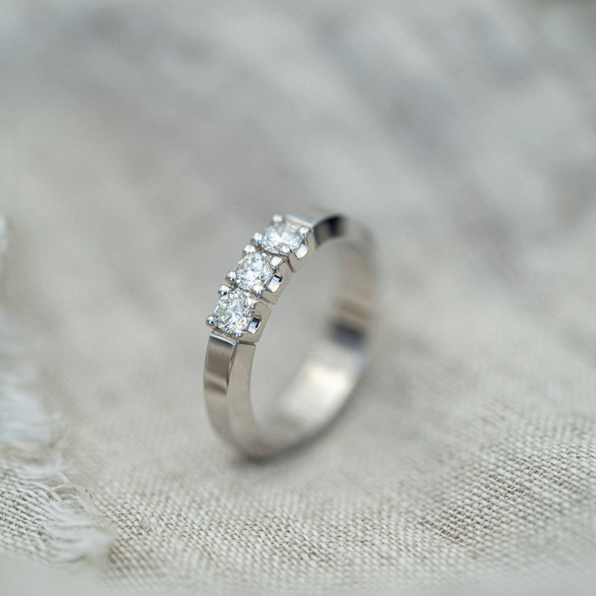 Sigma ring i 14 karat hvitt gull med diamant 0,60 ct, 4,7 mm, bilde 3 av 3