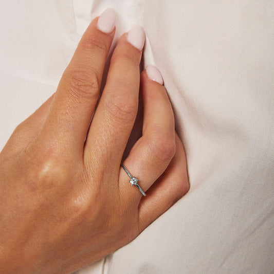 Vida ring i 585 hvitt gull med enstens diamant 0,30 ct, bilde 2 av 5