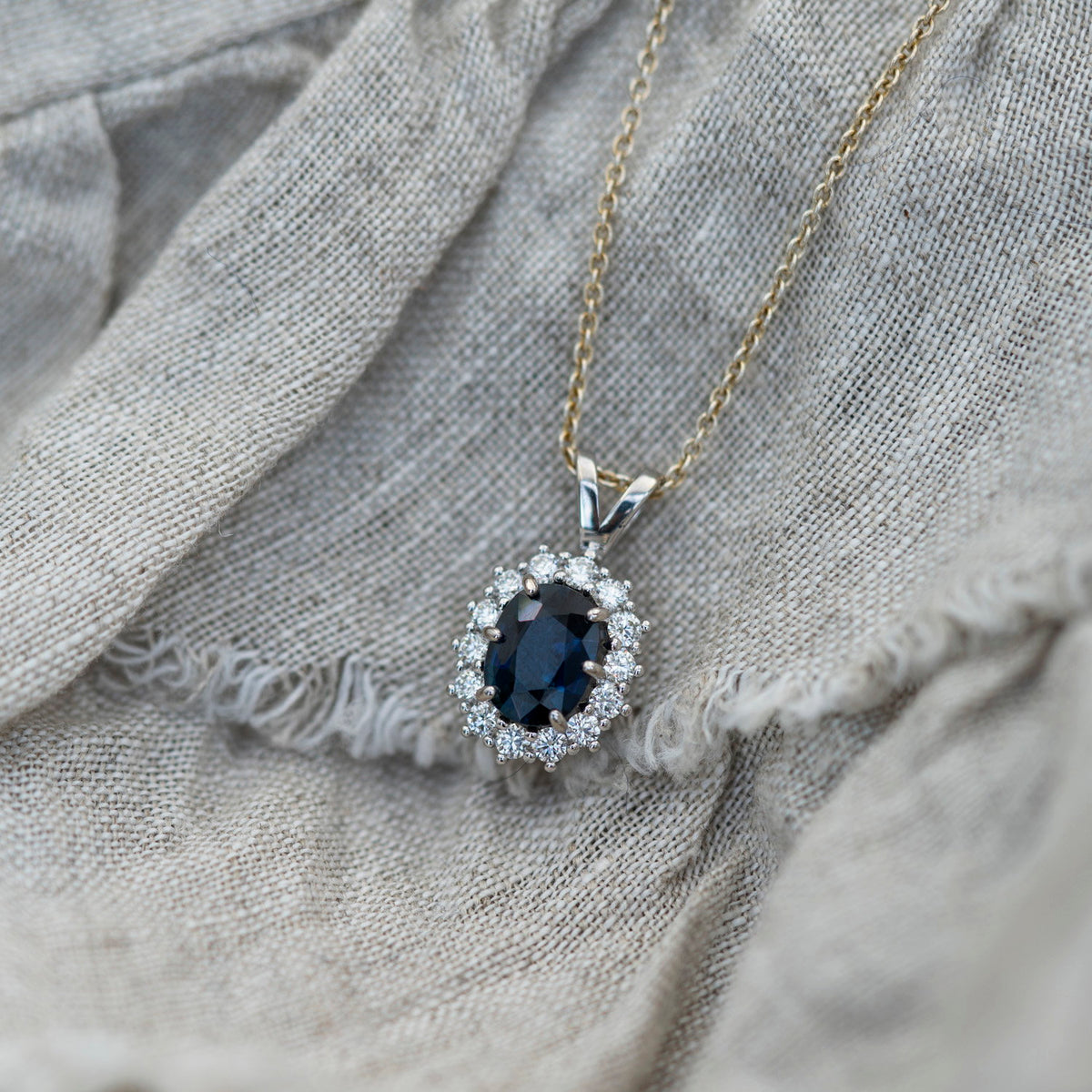 Anheng i 14 karat hvitt gull med safir og diamant 0,42 ct, bilde 3 av 3