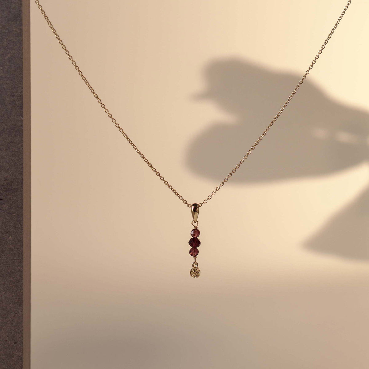 Shapes smykke i forgylt 925 sølv med glass, dyp plomme, 42 cm, bilde 3 av 3