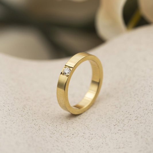 Delta ring i 14 karat gult gull med diamant 0,10 ct, 4 mm, bilde 2 av 3
