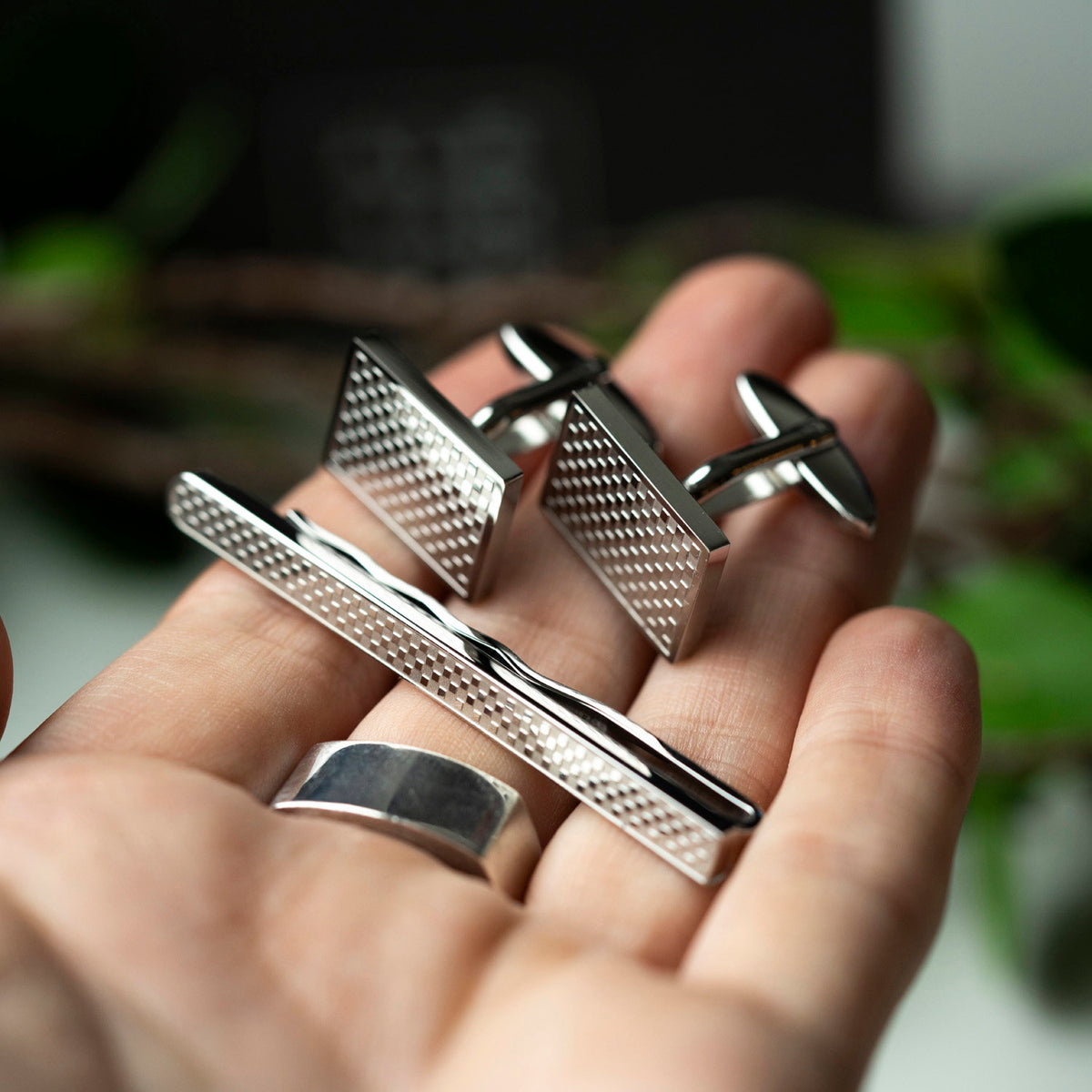Smykkesett i stål med mansjettknapper og slipsnål, rutemønster, bilde 4 av 4