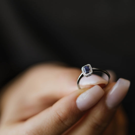 Ring i 14 karat hvitt gull med safir og diamant 0,05 ct, 5,5 mm, bilde 2 av 4