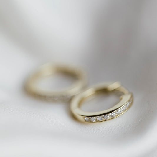 Øredobber i forgylt sølv med zirkonia, 15 x 3 mm, bilde 2 av 3