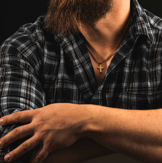 Abel smykke i stål, kors, forgylt 972601 - Bjerveur.noAbel smykke i stål, kors, forgylt 972601