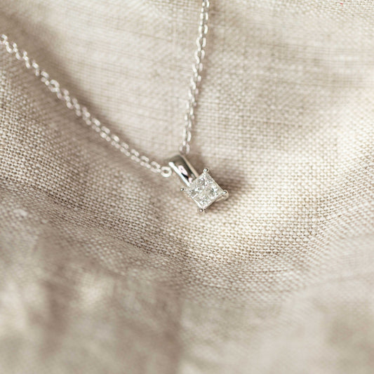 ANHENG I GULL MED DIAMANT 0,20 CT WSI 1616013 - Bjerveur.noANHENG I GULL MED DIAMANT 0,20 CT WSI 1616013