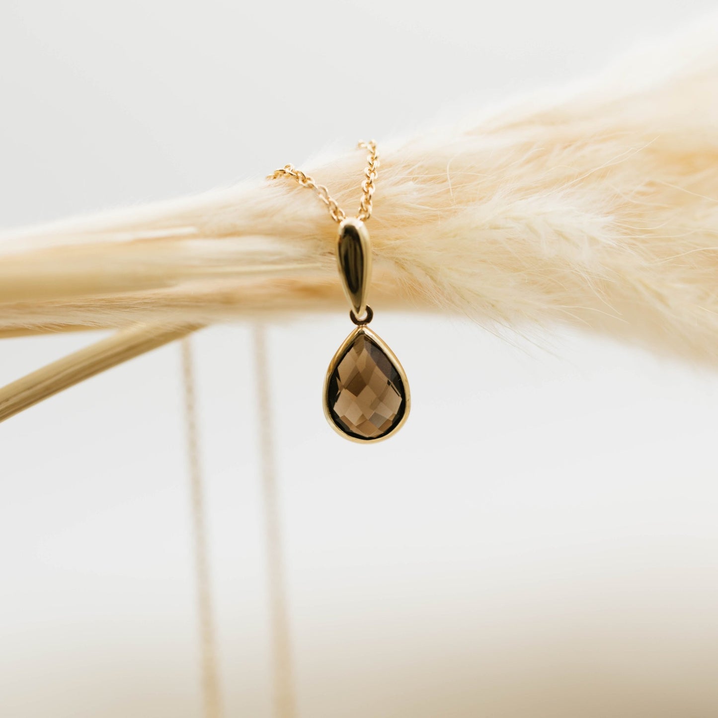 Anheng i gull med røkkvarts dråpe 2625176 - 04 - Bjerveur.noAnheng i gull med røkkvarts dråpe 2625176 - 04