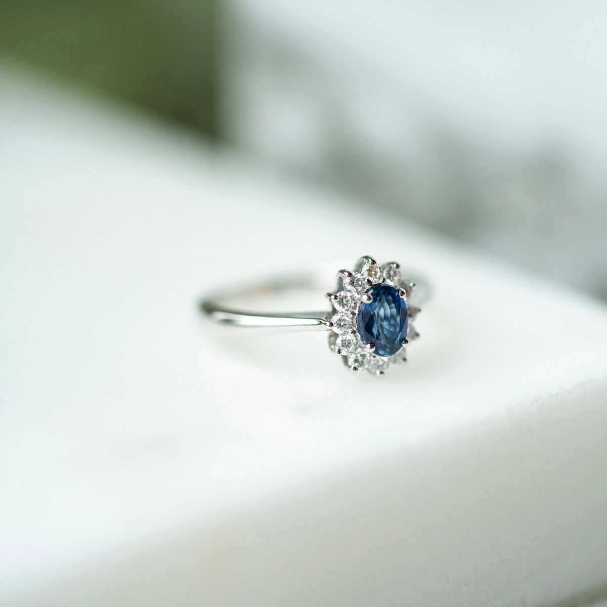 Ring i 14 karat hvitt gull med safir og diamant 0,24 ct, 10 mm, bilde 4 av 4
