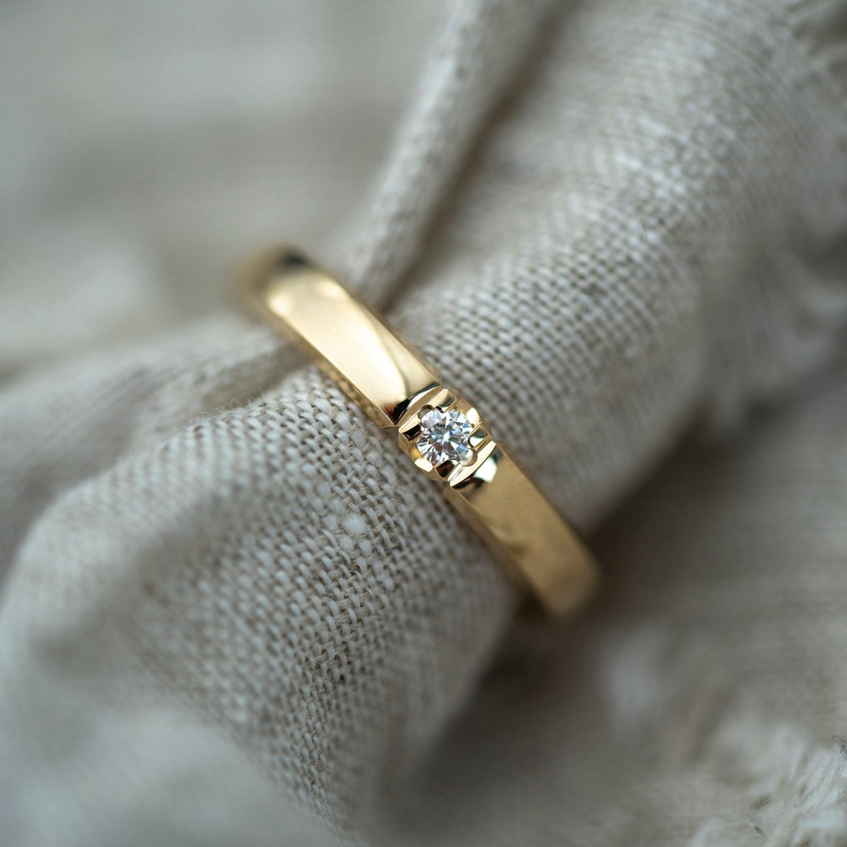 Beta ring i 14 karat gult gull med diamant 0,07 ct, bilde 4 av 4