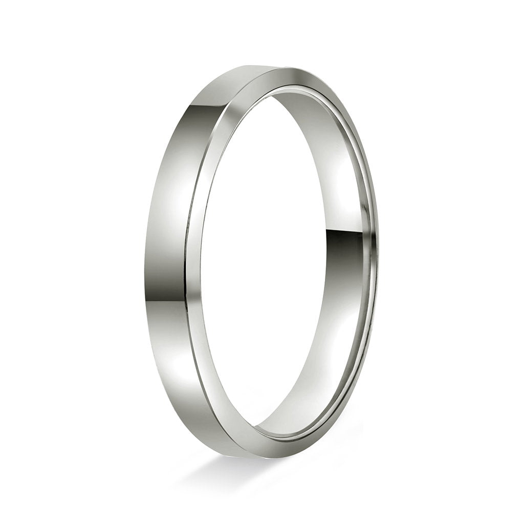 Ring i hvitt gull 14 karat, flat med skråkant 3 mm