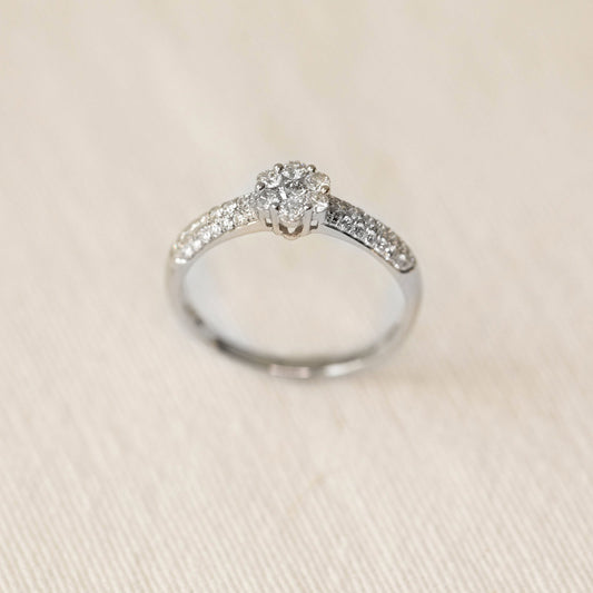 Ring i hvitt gull med diamant 0,50 ct, blomsterrosett, bilde 2 av 2