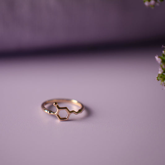 Sandra Lyng ring i forgylt sølv med dopamin-motiv 17 mm, bilde 2 av 2