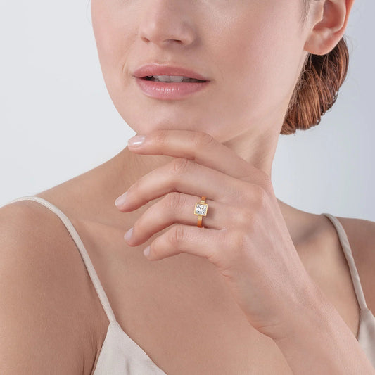 Brilliant Square stor ring gullkrystall 050040181652 - Bjerveur.noBrilliant Square stor ring gullkrystall 050040181652