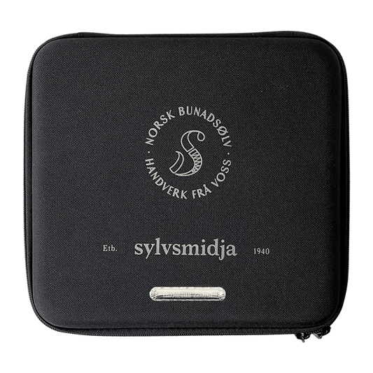 Bunadsølv skrin med gravering, stort skilt 555124 - Bjerveur.noBunadsølv skrin med gravering, stort skilt 555124