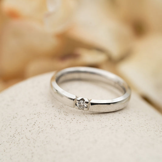 Beta ring i 14 karat hvitt gull med diamant 0,07 ct 3,8 mm, bilde 2 av 3