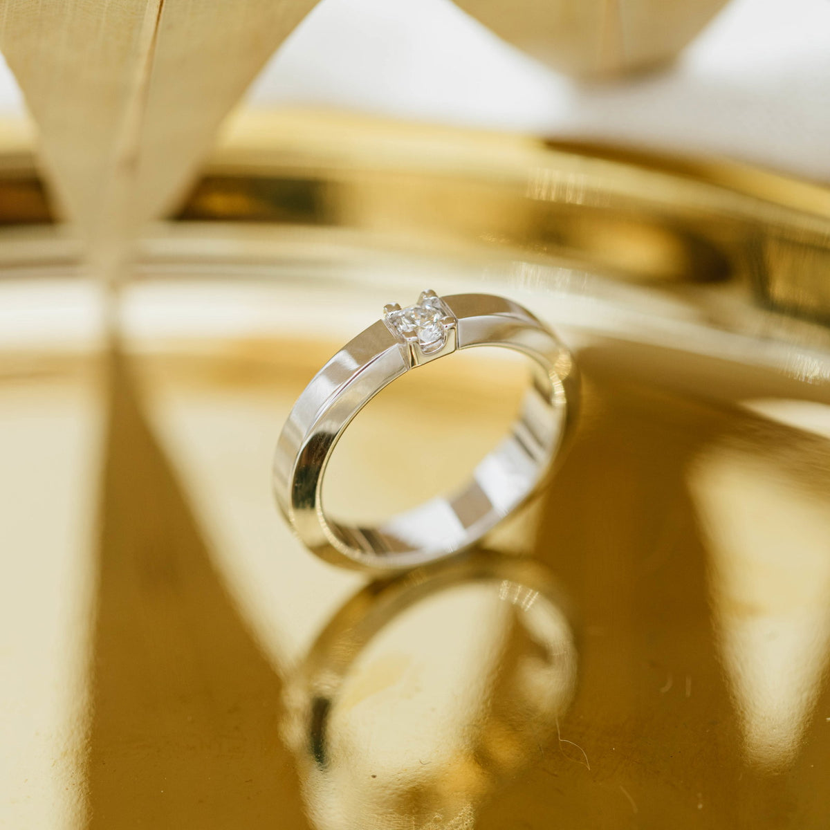 Sigma ring i 14 karat hvitt gull med diamant 0,15 ct, 4,2 mm, bilde 4 av 4